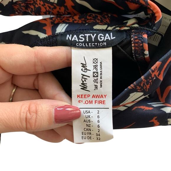 Nasty Gal Leaf Print V-Neck Beach Swimwear Bikini Top Size 2 NWT - Picture 8 of 9